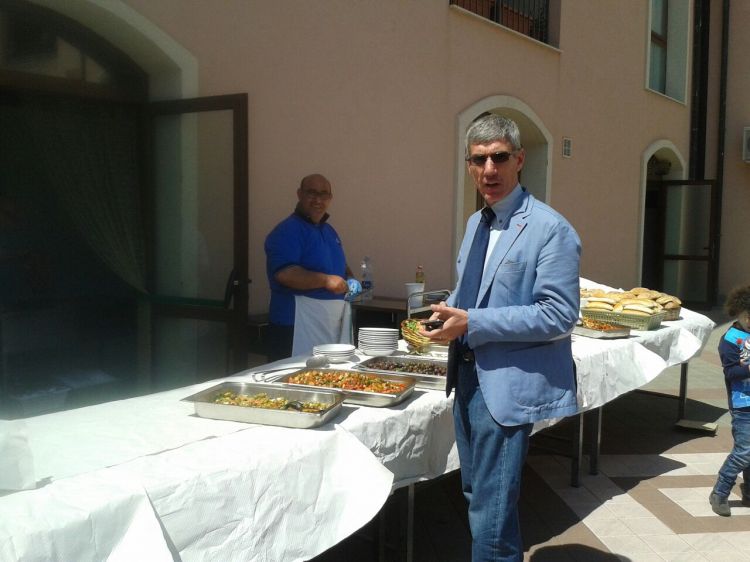Viagrande, 18 aprile 2015: arrusti e mangia al Csr